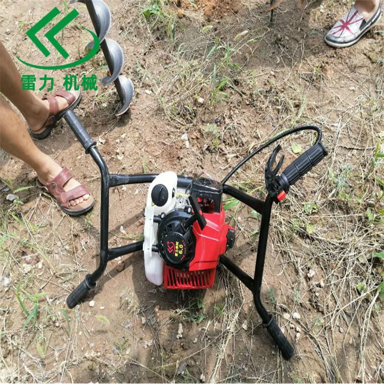 挖樹坑機安全運轉在山體之間 挖樹坑機安全(quán)運轉(zhuǎn)在山(shān)體之間